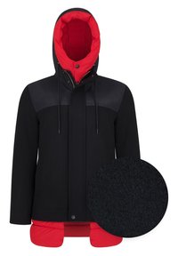 Czarny płaszcz z czerwonym pikowanym kapturem i podszewką. Posiada czarne skórzane akcenty na ramionach, linkę do regulacji i zapięcie na guziki. Teksturowany materiał.