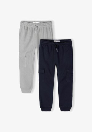 Dwie pary joggerów cargo z elastycznymi pasami i sznurkami do wiązania, jedna w kolorze szarym, druga czarna, ułożone płasko na białym tle.