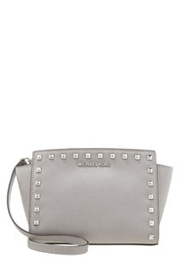 Borsa sintetica grigia con accenti borchiati, dotata di chiusura con zip e tracolla staccabile. Logo del marchio in rilievo sulla parte frontale.