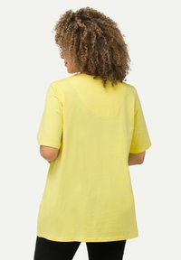 Ulla Popken A-LINIE HALBARM - T-shirt con stampa - lemon yellow