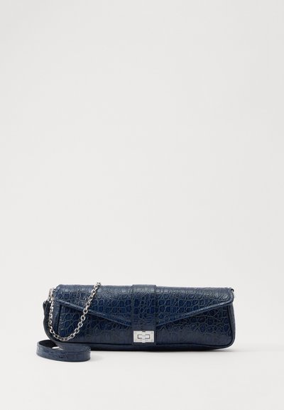 Clutch in pelle blu navy con texture a coccodrillo, tracolla in catena argentata e chiusura metallica. Forma rettangolare con design pieghevole.