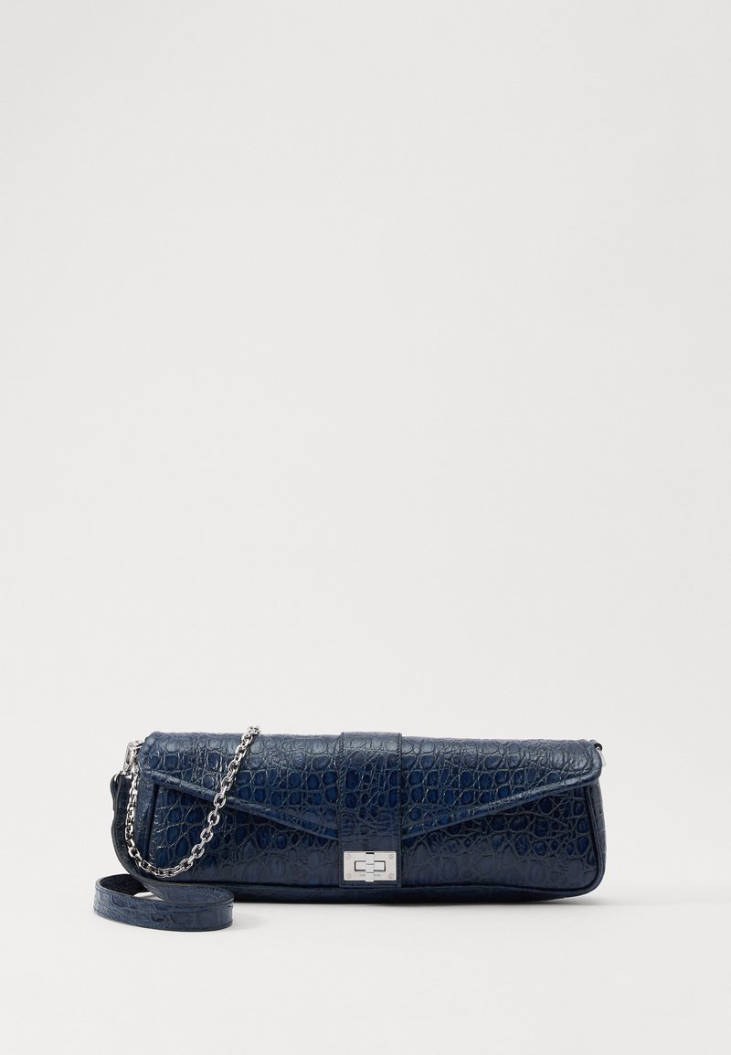 Mørkeblå læder clutch med krokodilleskin, sølv kædesti og metallisk lukning. Firkantet form med fold-over design.