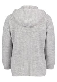 Grå stickad huvtröja med texturerad yta, med huva, långa ärmar och ribbade manschetter. Bakifrån syns sömmar och den övergripande formen.