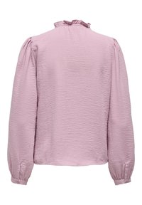 Blouse rose en tissu froissé texturé. Comprend des manches longues bouffantes et un col à volants. Poignets boutonnés complètent le design.