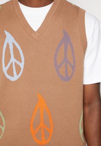 Brauner, gestrickter, ärmelloser Pullover mit mehrfarbigen Peace-Zeichen- und Blattmustern in Blau, Lila, Orange und Grün. V-Ausschnitt.