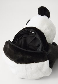 Zaino a forma di panda in peluche bianco e nero con apertura con zip che rivela un interno in tessuto nero. Texture morbida e design arrotondato.
