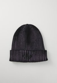 Strikket hue i gradient fra lilla til sort, med rillemønster og sort broderet logo på kanten. Blød tekstur, tætsiddende pasform.
