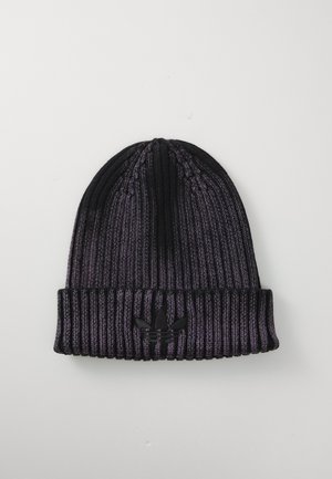 Strikket hue i gradient fra lilla til sort, med rillemønster og sort broderet logo på kanten. Blød tekstur, tætsiddende pasform.
