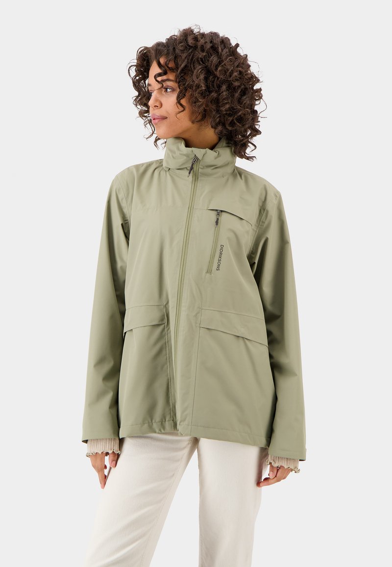 Chaqueta impermeable verde claro con un alto cuello, frente con cremallera y dos grandes bolsillos frontales. Material sintético liso, ajuste casual.
