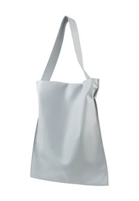 Borsa a tracolla grigia realizzata in materiale liscio e lucido con un'unica tracolla piatta. Presenta un design minimalista e una struttura morbida e flessibile.