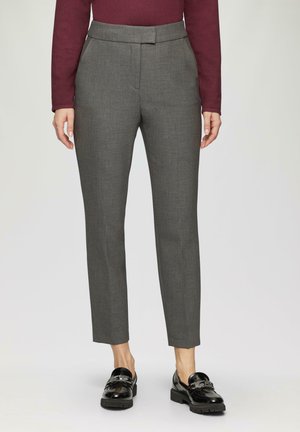 Grijze op maat gemaakte broek met een gladde textuur, rechte pijpen en een taille met riem. Gecombineerd met zwarte loafers met metallic accenten.