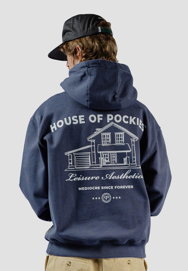 Sudadera azul marino con un gran gráfico blanco de una casa y el texto "HOUSE OF POCKIES" y "Leisure Aesthetics" en la parte de atrás. Textura suave, ajuste casual.