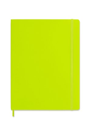 Taccuino rigido verde lime brillante con chiusura a fascia elastica e segnalibro coordinato in basso a sinistra.