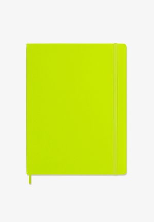 Taccuino rigido verde lime brillante con chiusura a fascia elastica e segnalibro coordinato in basso a sinistra.