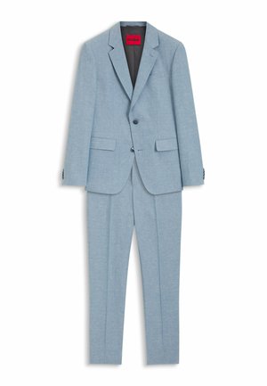 Abito da uomo azzurro chiaro con blazer monopetto a risvolto a lancia e pantaloni dritti abbinati, disposto su uno sfondo bianco.