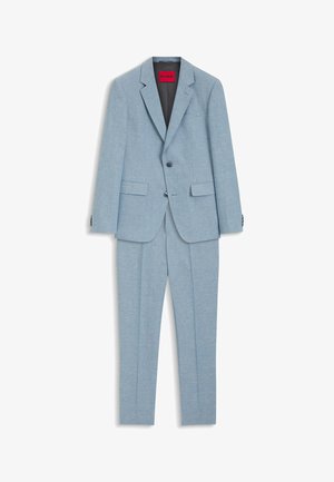 Abito da uomo azzurro chiaro con blazer monopetto a risvolto a lancia e pantaloni dritti abbinati, disposto su uno sfondo bianco.