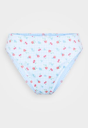 Costum de baie inferior din gingham albastru, cu un model floral cu căpșuni roșii și cireșe. Textură netedă, croială de înălțime medie, talie elastică.
