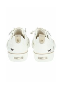 Hvide sneakers med en glat overdel, beige accenter, prægede hestelogo, hælflapper og tykke hvide såler med "MUSTANG" branding.