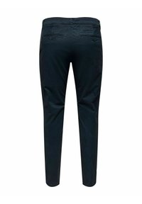 Černé kalhoty vyrobené z lehké látky, s úzkým střihem, dvěma zadními kapsami na knoflíky a hladkým povrchem.