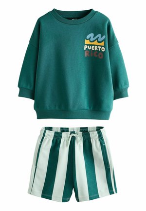 Türkisfarbener Pullover mit "Puerto Rico"-Grafik, kombiniert mit grün-gestreiften Shorts in Mint. Beide aus weichem, atmungsaktivem Stoff gefertigt.