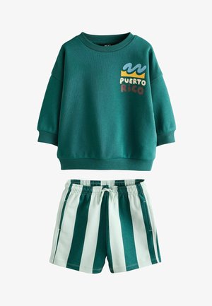 Türkisfarbener Pullover mit "Puerto Rico"-Grafik, kombiniert mit grün-gestreiften Shorts in Mint. Beide aus weichem, atmungsaktivem Stoff gefertigt.