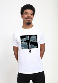 Bílý tričko s grafikou čtyř designů aut v černých čtvercích, obrysovaných modře, s nápisem "2cv" ve spodní části.