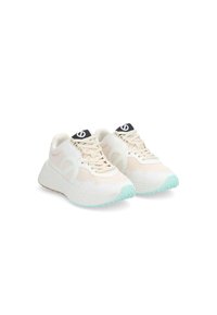 Sneakers con tomaia crema, accenti bianchi, suola verde menta e suola intermedia testurizzata. Presentano un logo nero sulla linguetta e i lacci.