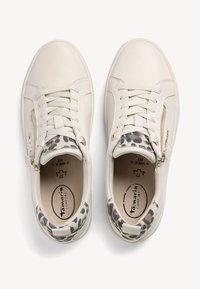 Sneakers bianchi in pelle con dettagli in stampa leopardo, dotati di zip, design con lacci e suola in gomma beige. All'interno etichettati per la misura 37 e comfort.