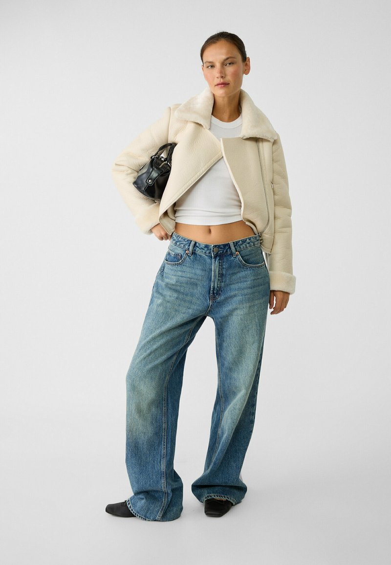 Stradivarius Imitatieleren jas beige