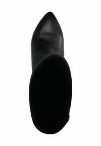 Zwarte leren spitse schoen gezien van onderen, met een gladde textuur en een slanke hak, en een ronde, platte zool.
