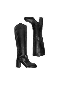 Botas altas de cuero negro con tacones cuadrados, cremallera lateral y una correa decorativa con hebilla alrededor del tobillo sobre un fondo blanco.