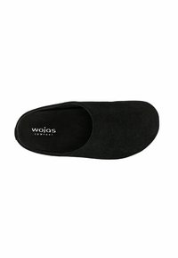Černé semišové pantofle na skládací obuv s kulatou špičkou a potiskem "wojas comfort" uvnitř podešve, zobrazené shora na bílém pozadí.