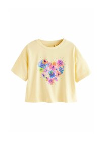Gelbes, kurzes T-Shirt mit kurzen Ärmeln, das ein farbenfrohes florales Herzdesign zeigt, verziert mit kleinen Glitzerpartikeln. Aus weichem Baumwollmaterial.