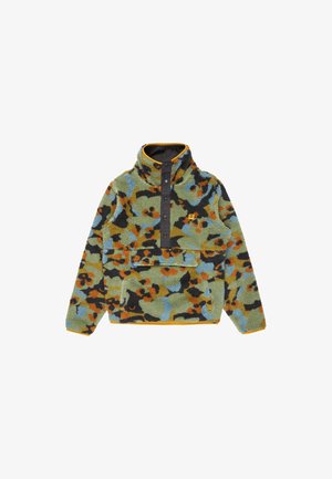 Fleece pullover met groen, blauw, oranje en zwart camouflagepatroon, zwarte drukknoopsluiting en vooraan een kangaroezak.