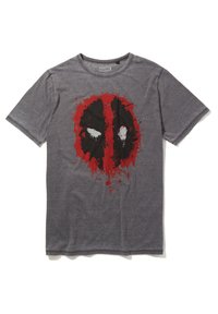Grå bomulds T-shirt med et stort rødt og sort grafik af et maskerede ansigt med hvide detaljer, som ligner en tegneseriefigur.