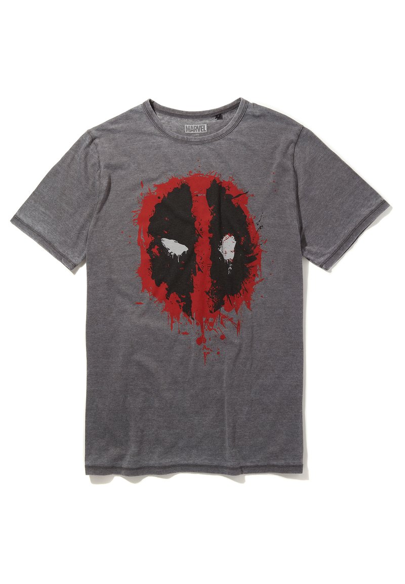 Grå bomulds T-shirt med et stort rødt og sort grafik af et maskerede ansigt med hvide detaljer, som ligner en tegneseriefigur.