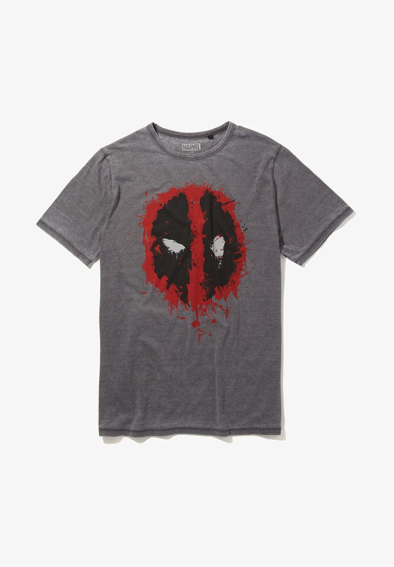 Grå bomulds T-shirt med et stort rødt og sort grafik af et maskerede ansigt med hvide detaljer, som ligner en tegneseriefigur.