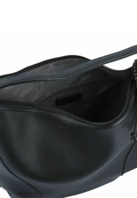 Zwarte lederen handtas met een geribbelde textuur, ritsluiting en binnenzak, voorzien van een gladde draagriem en een minimalistisch ontwerp.