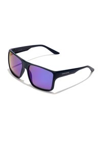 Occhiali da sole in plastica nera con design rettangolare, lenti specchiate viola e stanghette nere texturizzate. Presentano il marchio sul lato.