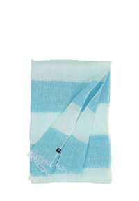 Bufanda ligera a rayas con tonos alternos de azul y blanco. Material suave y texturizado con bordes deshilachados y una pequeña etiqueta de logo.