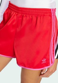 adidas Originals SPRINTER - Kratke hlače - better scarlet semi lucid fuchsia