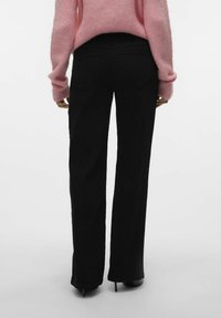 Vero Moda VMELLY WEITER BEINSCHNITT - Jeans a zampa - black