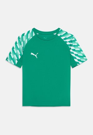 Zielona sportowa koszulka z krótkimi rękawami raglanowymi z geometrycznym wzorem w odcieniach zieleni morskiej i białego. Białe logo na piersi.