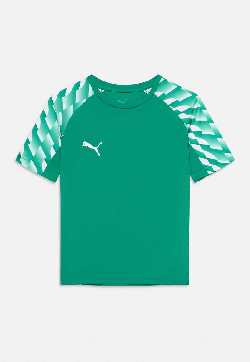 Πράσινο αθλητικό μπλουζάκι με κοντά raglan μανίκια που διαθέτουν γεωμετρικό σχέδιο σε αποχρώσεις του τιρκουάζ και λευκού. Λευκό λογότυπο στο στήθος.