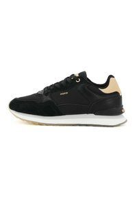 Sneakers neri caratterizzati da un mix di materiali scamosciati e in pelle, con un accento beige sul tallone, logo dorato e una suola intermedia bianca.