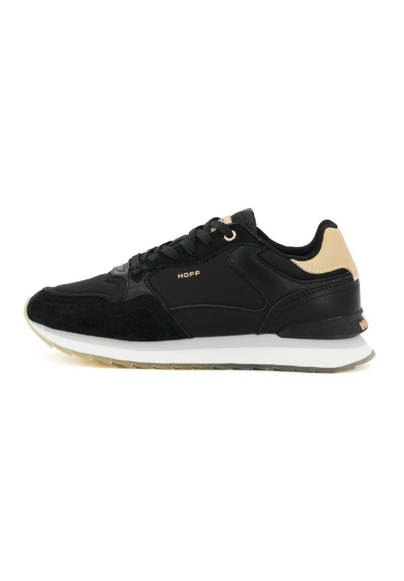 Sneakers neri caratterizzati da un mix di materiali scamosciati e in pelle, con un accento beige sul tallone, logo dorato e una suola intermedia bianca.