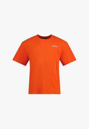 Pomarańczowa bawełniana koszulka z okrągłym dekoltem, krótkimi rękawami i białym logo na piersi. Prosty, nieskomplikowany design.