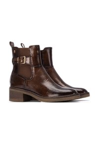 Botas de tobillo de cuero marrón con un acabado brillante, paneles laterales elásticos, una correa decorativa con una hebilla dorada y un tacón bajo apilado.