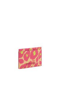 Felroze kaartjeshouder met een gele abstracte luipaardprint, voorzien van een zachte textuur en een reliëf logo aan de voorkant.