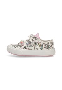Zapatillas de lona blancas con divertidos estampados de unicornios y patrones coloridos, suela de goma texturizada rosa y una correa de velcro para un fácil cierre.